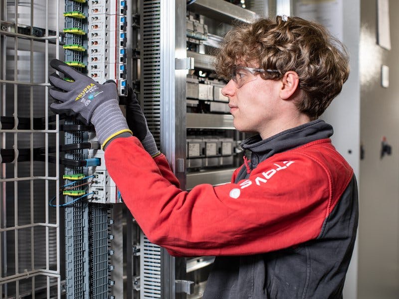 Erhalte spannende Einblicke in die Tätigkeit als Automatiker*in oder Polymechaniker*in.