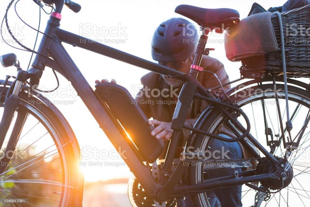 Der Helm und das Licht sind Pflicht, Alkohol tabu: Diese Regeln sind es beim Fahren mit dem E-Bike wichtig.