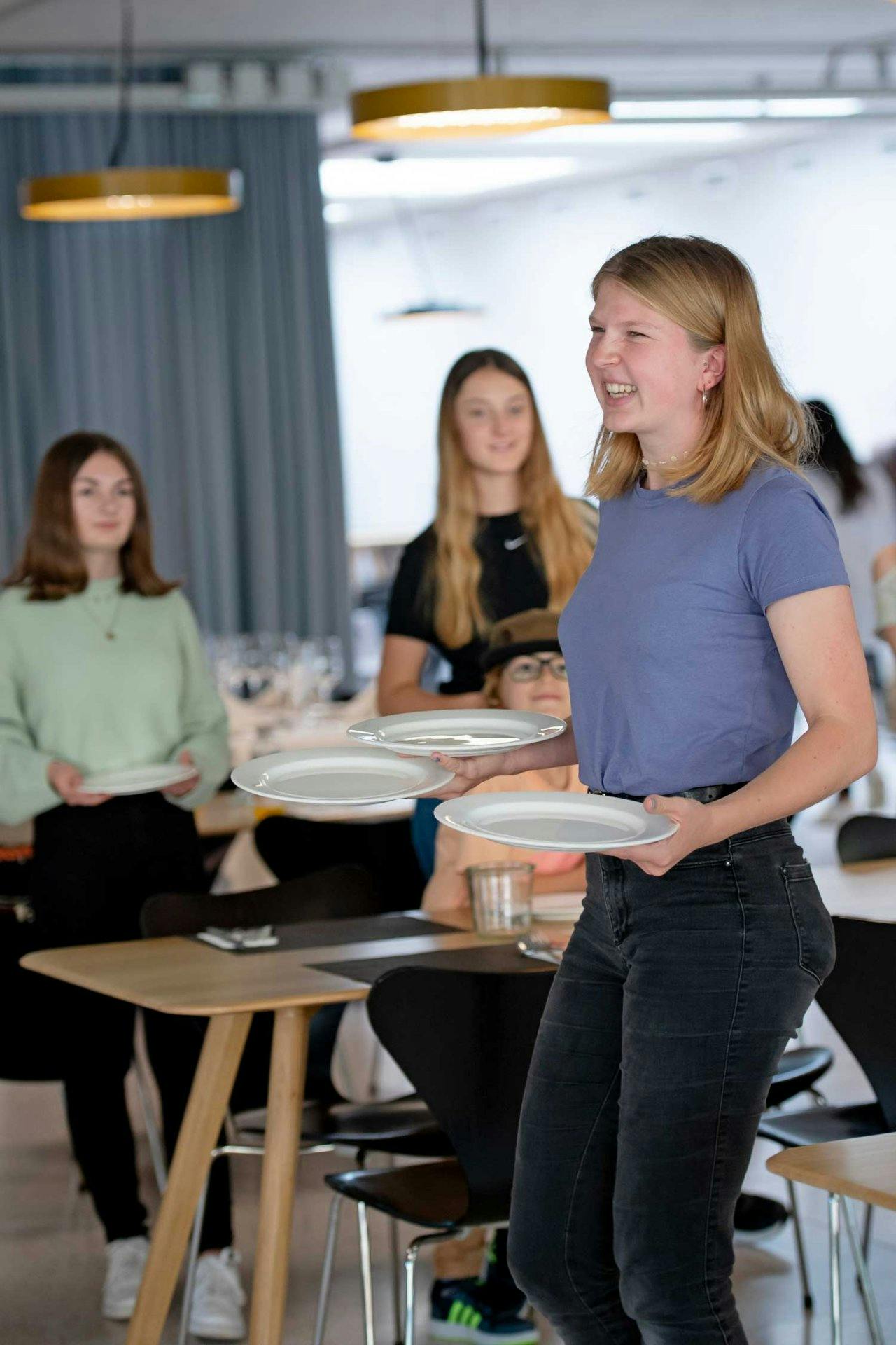 Peu importe que tu aies suivi une formation complémentaire ou que tu aies changé de voie, tu trouveras toujours une place dans l'hôtellerie et la rest...