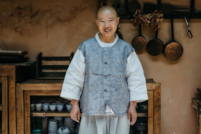 Jeong Kwan ist buddhistische Nonne, Spitzenköchin, Star der Netflix-Serie «Chef's Table» und eine Meisterin des Fermentierens. Jeong Kwan ist buddhistische Nonne, Spitzenköchin, Star der Netflix-Serie «Chef's Table» und eine Meisterin des Fermentierens.