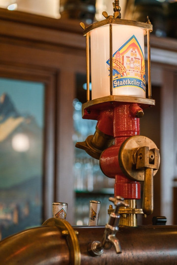 Et réjouissez-vous d'un repas au rythme de la musique folklorique du pays: cor des alpes et yodel