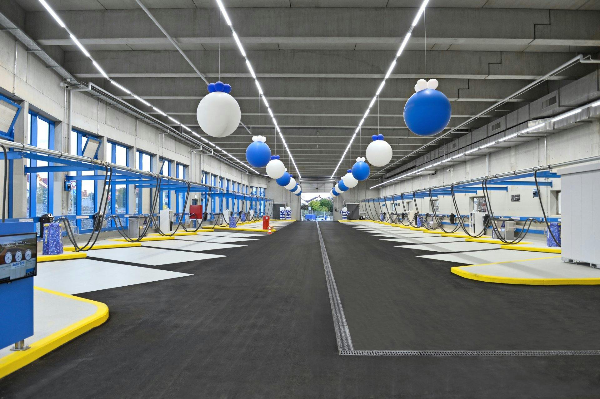 Bis zu hundert Fahrzeuge können in einer Stunde gewaschen und poliert werden.