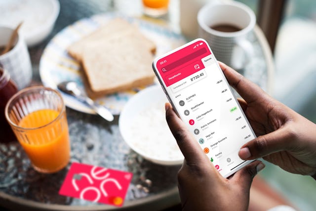 Wechselkursaufschlag im Ausland? Fehlanzeige. Mit neon bleibst du auch über der Landesgrenze gebührenfrei. Wechselkursaufschlag im Ausland? Fehlanzeige. Mit neon bleibst du auch über der Landesgrenze gebührenfrei.