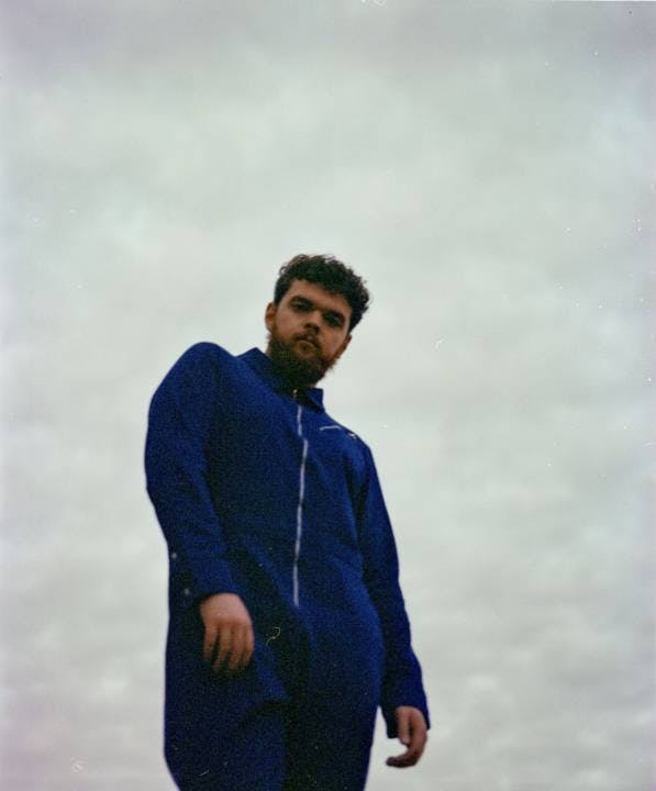 Jack Garratt bäumt sich auf: Vier Jahre nach seinem Debüt kennt der Musiker seine Stärken und Schwächen. Auf «Love, Death & Dancing» spielt er sie aus.