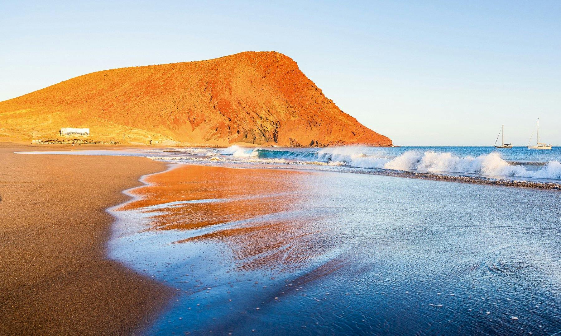 Beinahe unberührt: Der einzigartige Sandstrand in flimmernden gold-schwarzen Farben.