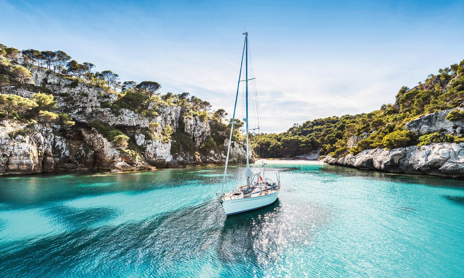 Beispielsweise Mallorca lockt mit malerischen Buchten und türkisblauem Meer.