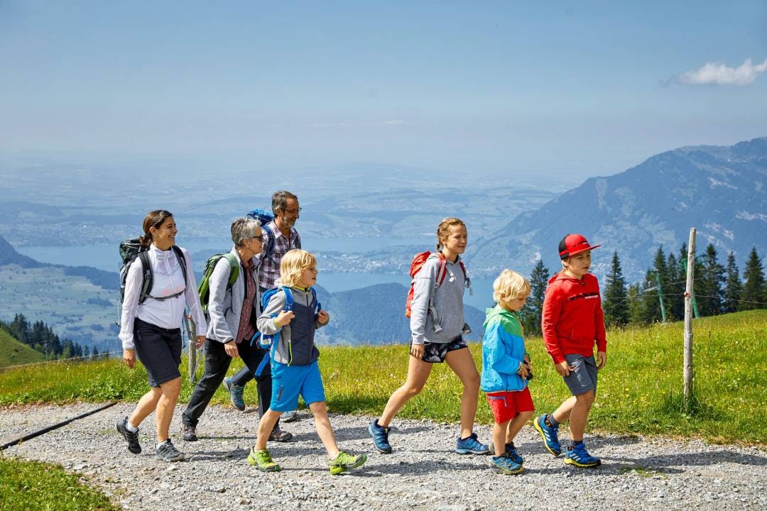 Mit fünf unterschiedlichen Transportmitteln und einer Wanderzeit von 90 Minuten ist die Goldi Familiensafari eine beliebte Sommerwanderung in der Region Klewenalp. Picknickplätze laden unterwegs zum Verweilen ein. www.klewenalp.ch