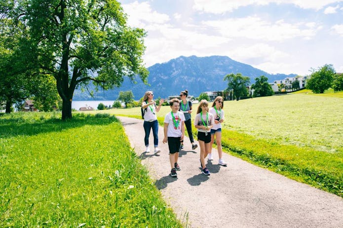 Entdecken Sie die Region Weggis Vitznau spielerisch auf dem Helios Foxtrail. Der Trail dauert rund 2.5 Stunden. Unterwegs gilt es knifflige Rätsel zu lösen. www.weggis-vitznau.ch Entdecken Sie die Region Weggis Vitznau spielerisch auf dem Helios Foxtrail. Der Trail dauert rund 2.5 Stunden. Unterwegs gilt es knifflige Rätsel zu lösen. www.weggis-vitznau.ch