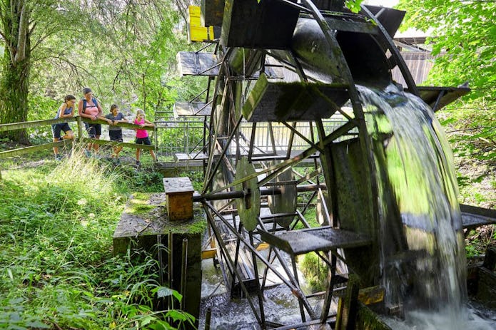 Der Energiepfad verbindet die sechs Stationen des Energie-Erlebnisparks Entlebuch miteinander. Lernen Sie spielerisch die Energiequellen kennen: Fluss und Wasser, Licht und Sonne, Luft und Wind, Gas und Feuer, Wald und Holz. www.biosphaere.ch Der Energiepfad verbindet die sechs Stationen des Energie-Erlebnisparks Entlebuch miteinander. Lernen Sie spielerisch die Energiequellen kennen: Fluss und Wasser, Licht und Sonne, Luft und Wind, Gas und Feuer, Wald und Holz. www.biosphaere.ch