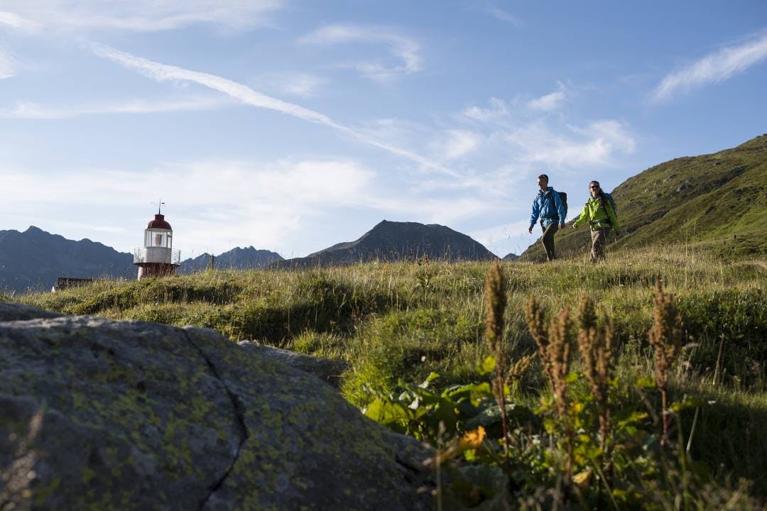 Nanu, ein Leuchtturm in den Bergen? Auch das bietet dir die Wanderung zur Rheinquelle.