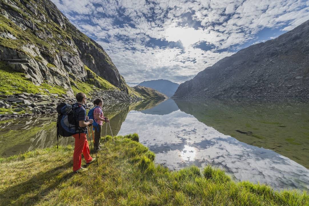 Am Ende des Tomasees erwarten die wunderschöne Spiegelungen im Wasser.