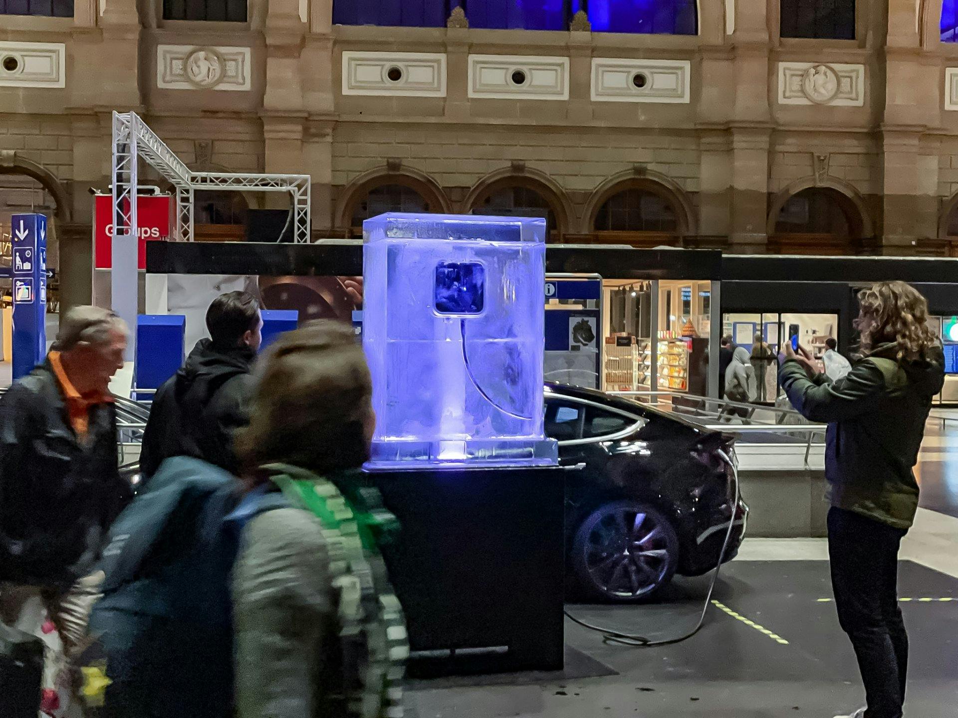 Verfolge jetzt live am Zürcher HB mit: Ein einfacher Eisblock lädt den Tesla auf!