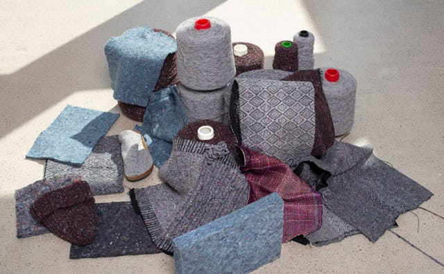 Muster von Garnen, gewebten Stoffen und Vlies aus Alttextilien. Bild: Hochschule Luzern Muster von Garnen, gewebten Stoffen und Vlies aus Alttextilien. Bild: Hochschule Luzern