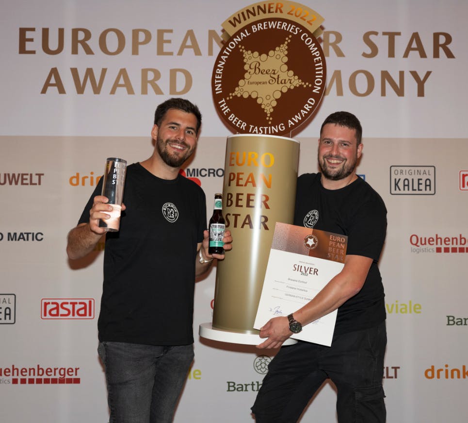 Freude herrscht nach dem Gewinn der Silbermedaille an der European Beer Stars bei Remo und Dominic.