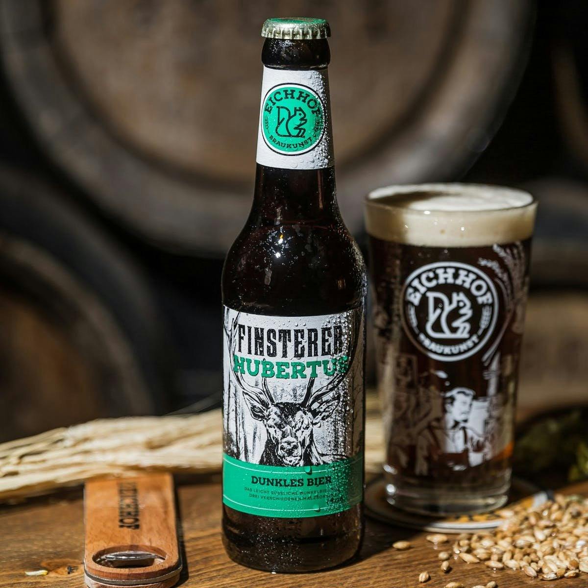 Typisch für das Finstere Hubertus sind neben seiner rotbraunen Farbe und dem Kaffeeduft in der Nase die leicht süsslichen Malz- und Röstaromen.