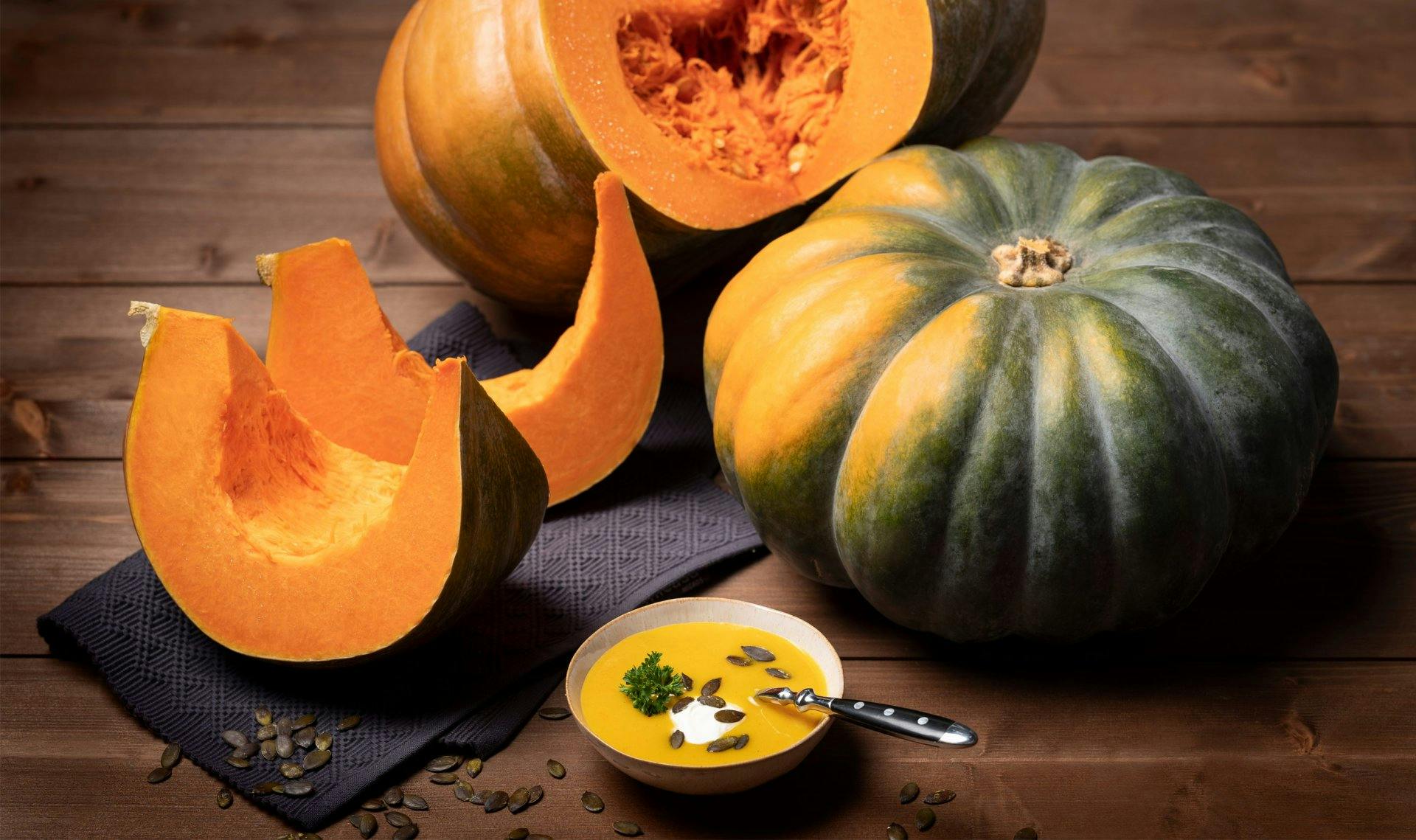 Nur so lässt sich sicherstellen, dass die Kürbisse keine Druckstellen bekommen.