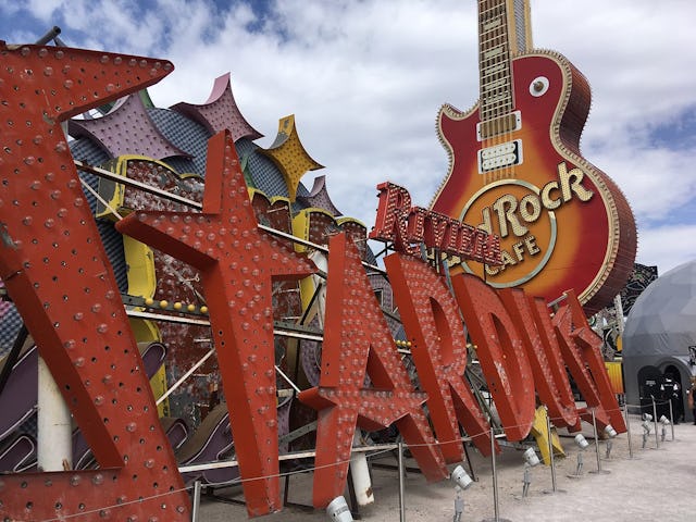 Das Neon Museum
zeigt Schilder von alten Casinos und anderen Unternehmen, die im Freien auf 2,62 Hektar ausgestellt sind. Das Neon Museum
zeigt Schilder von alten Casinos und anderen Unternehmen, die im Freien auf 2,62 Hektar ausgestellt sind.