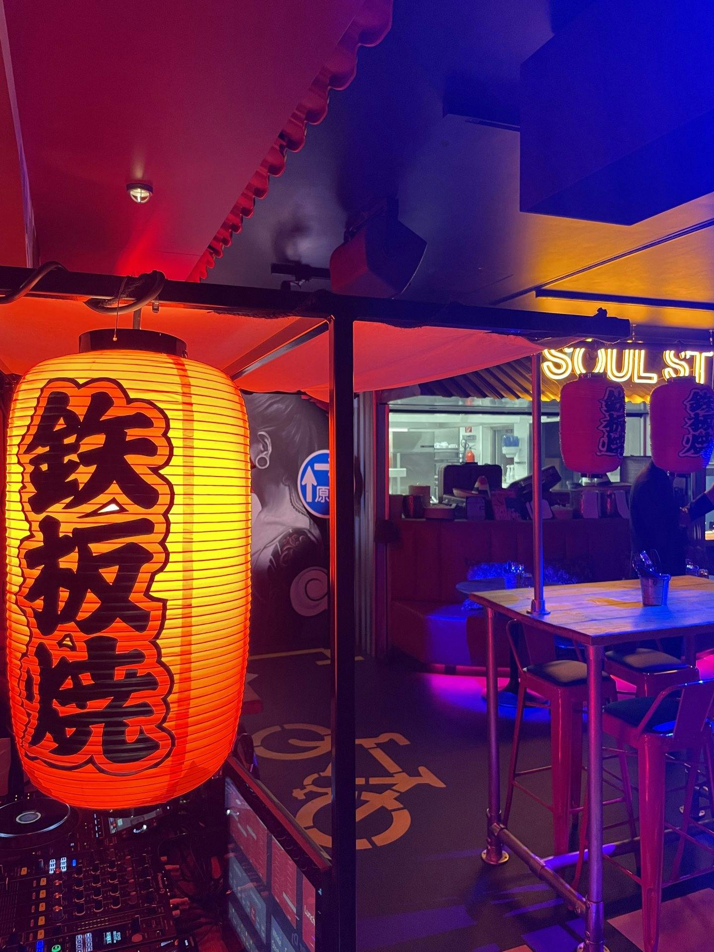 Die Atmosphäre im Soul St. sprüht vor Energie und versetzt uns in einen eigenen kleinen Kosmos in Zürich.