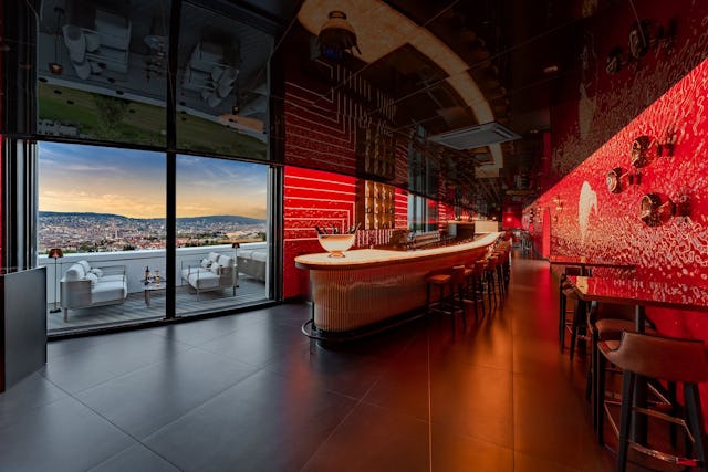 Im Restaurant The Penthouse dinieren du und deine Freunde direkt neben dem angesagten Club des Hauses.