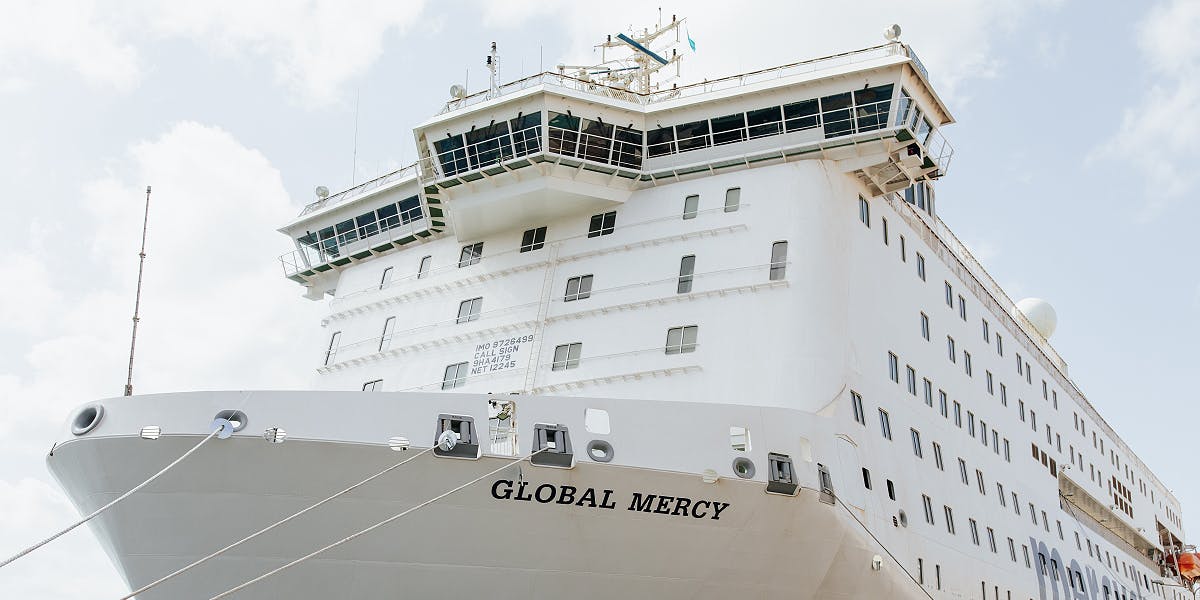 En 2021, l'ONG lance le Global Mercy, son deuxième navire-hôpital spécialement conçu pour apporter espoir et guérison aux plus démunis d'Afrique. Un n...