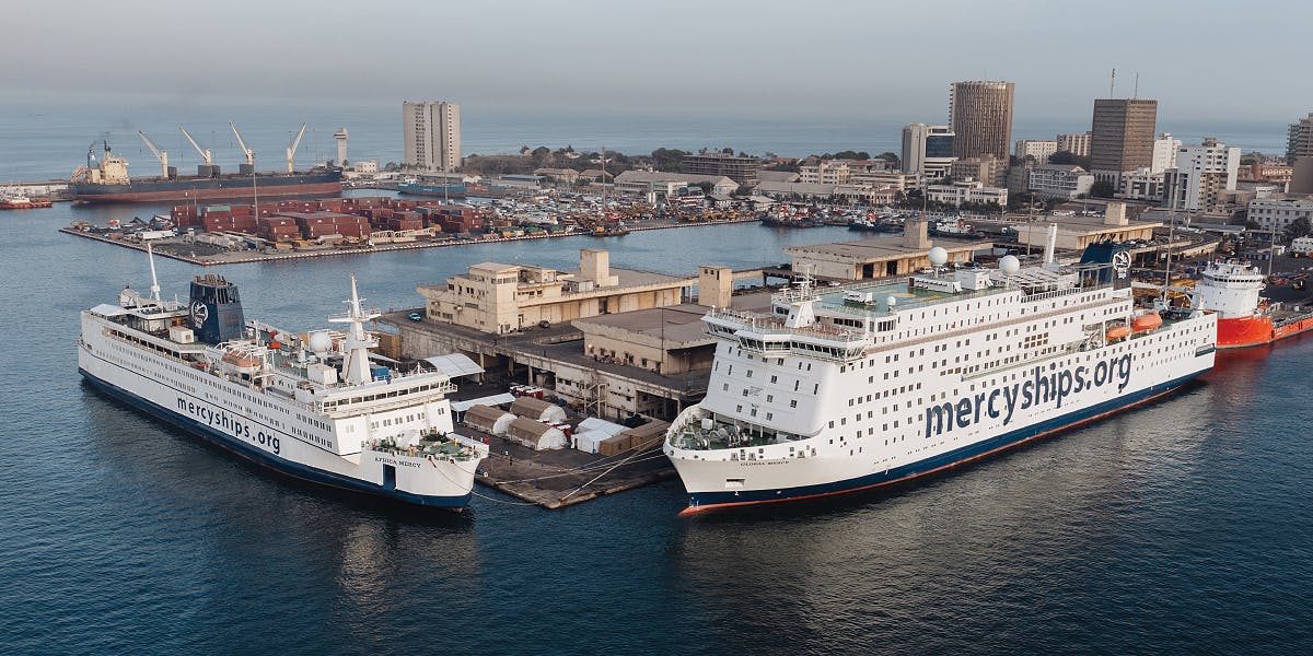 Deux navires-hôpitaux flottants offrant des opérations chirurgicales ainsi que de la formation continue médicale.