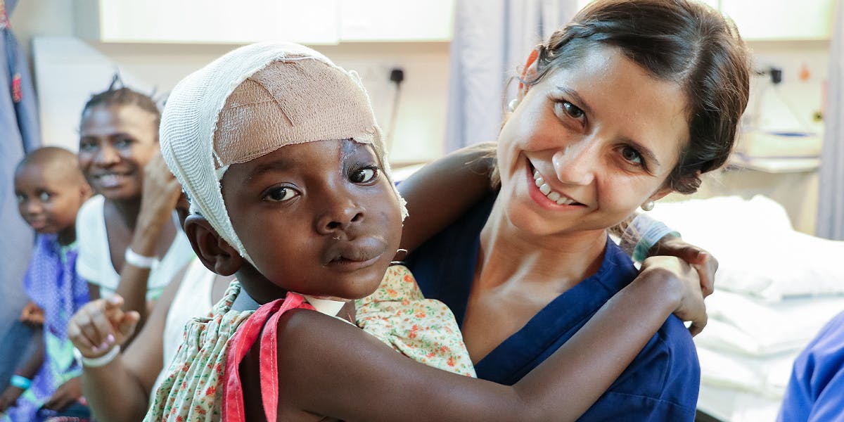 A bord de l'Africa Mercy plus de 400 bénévoles travaillent, dont la moitié sont des professionnels de la santé.
