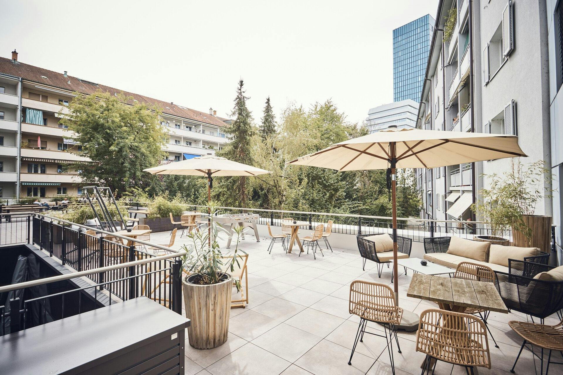 Terrasse bei Westhive: Meetings an die frische Luft zu verlegen, kann dem Stress im Arbeitsalltag entgegenwirken.