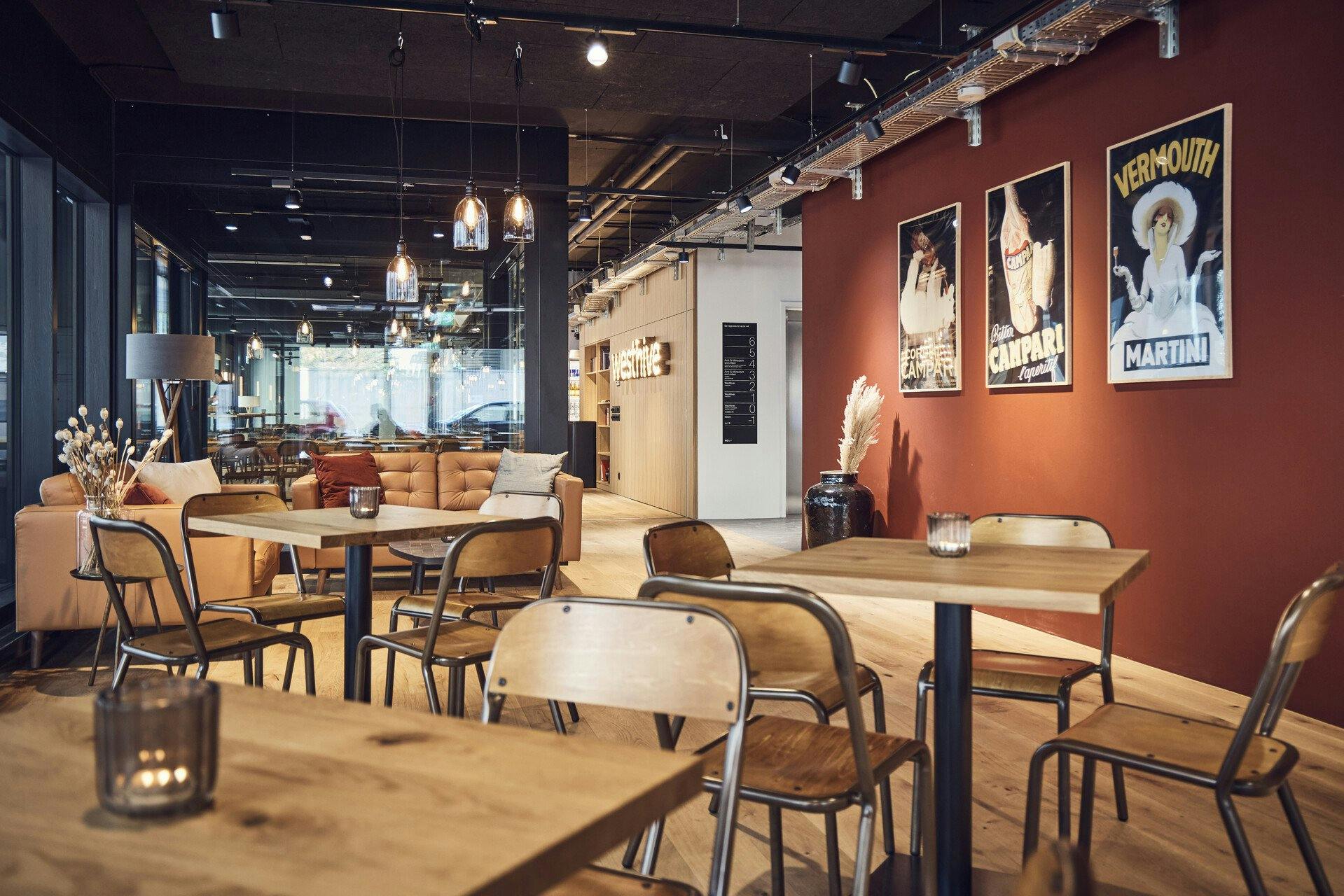 Eine stylische Einrichtung fördert die Büroatmosphäre: Die Lounge von Westhive in Basel.