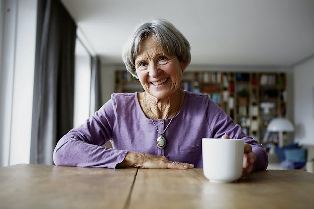 Ein Notfallknopf kann auch als Schmuck zum Beispiel um den Hals getragen werden.