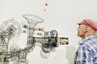 Le cabarettiste parmi les plasticiens suisses