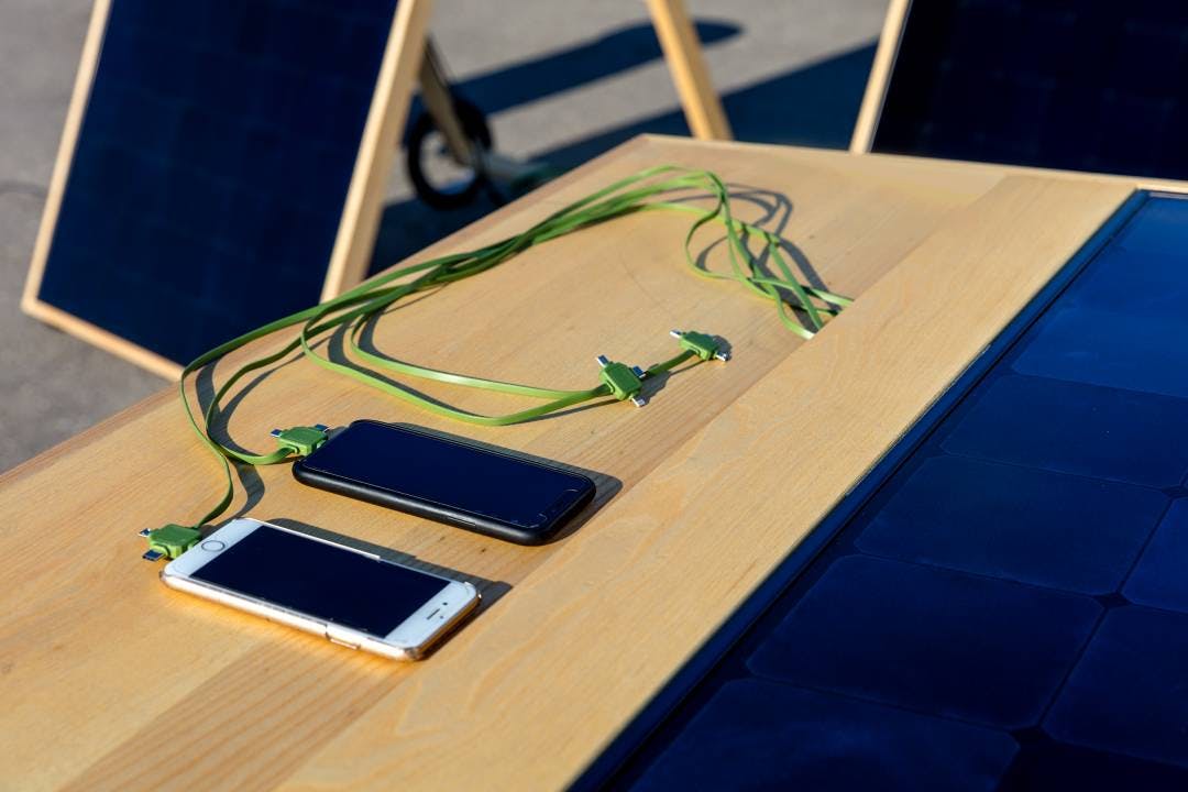 Zusätzlich produziert ein Solartisch Sonnenstrom. Dieser kann direkt zum Laden von Smartphones genutzt werden.