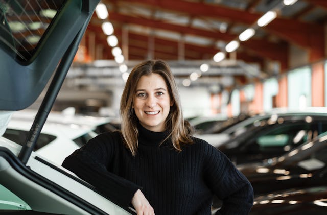 Carvolution-Mitgründerin Léa Miggiano kennt die Herausforderung, dass die Gesamtkosten rund ums Auto oft unterschätzt werden. Gemäss Studien werden die Kosten gar bis zu 50 Prozent unterschätzt.