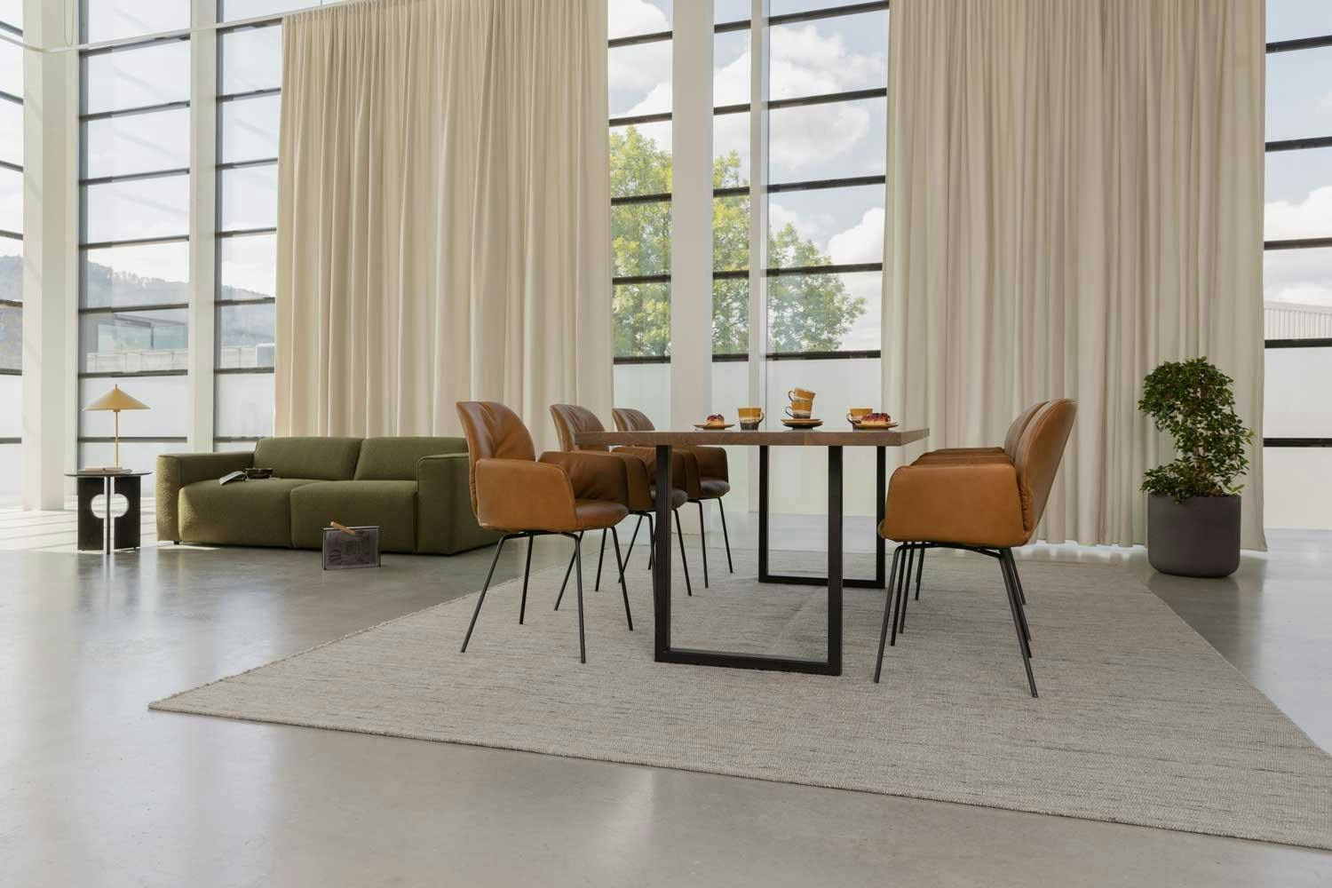 Entdecke die neusten Cord-Sofas, Naturtöne und klare Formen für den Wohnbereich.