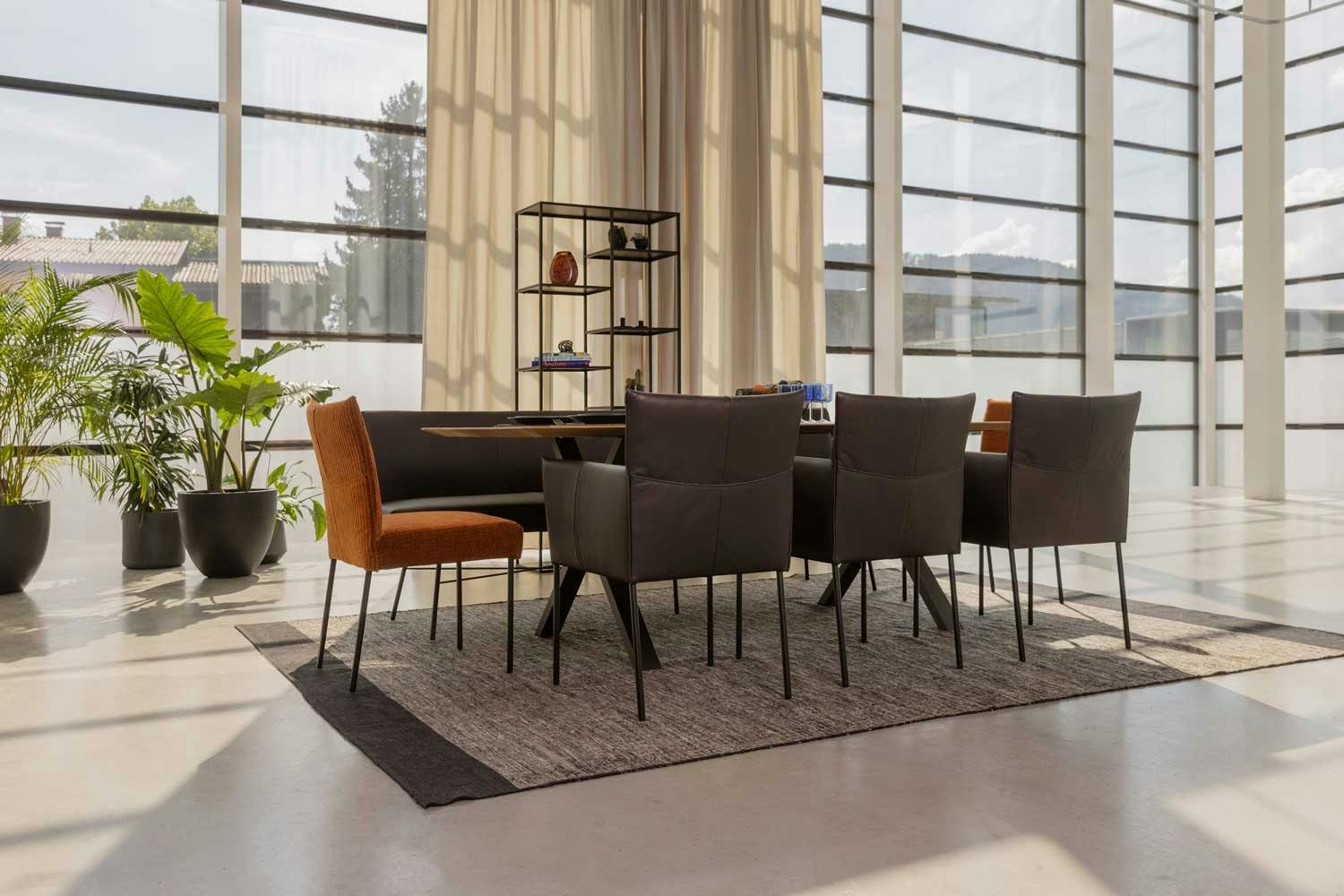 Suchst du einen Holztisch oder feine Formen für das Esszimmer? Das CASA-Beratungsteam hilft dir weiter.