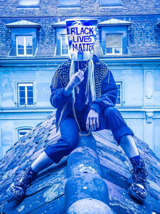 Black Lives Matter:
Am 19. Juni spendet die Musik-Plattform Bandcamp alle Einnahmen an den NAACP Legal Fund in den USA. Evelinn Trouble gibt ihren Anteil für die Single «Fools» zusätzlich an die Allianz gegen Racial Profiling in der Schweiz ab.