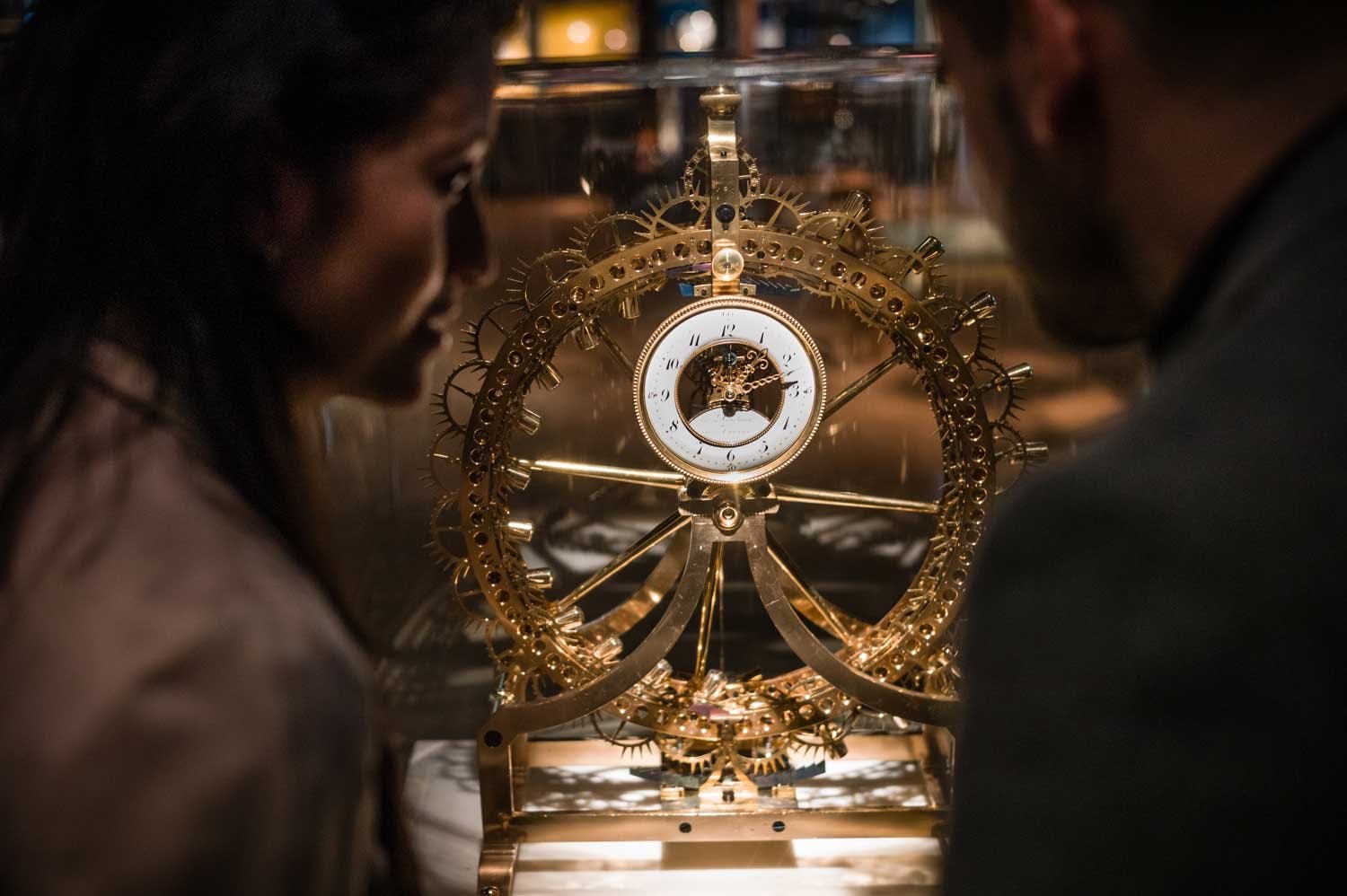 Das Auge lässt sich von der Schönheit der antiken Uhrwerke verwöhnen.