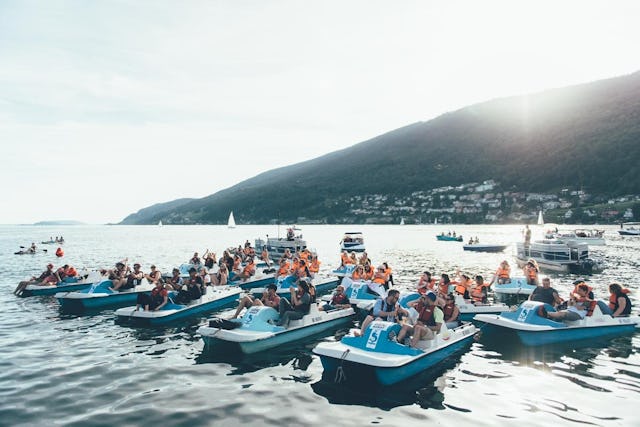 Stell dir vor: Du und deine Freunde im Pedalo, ein kühles Rivella und heisser Sound.