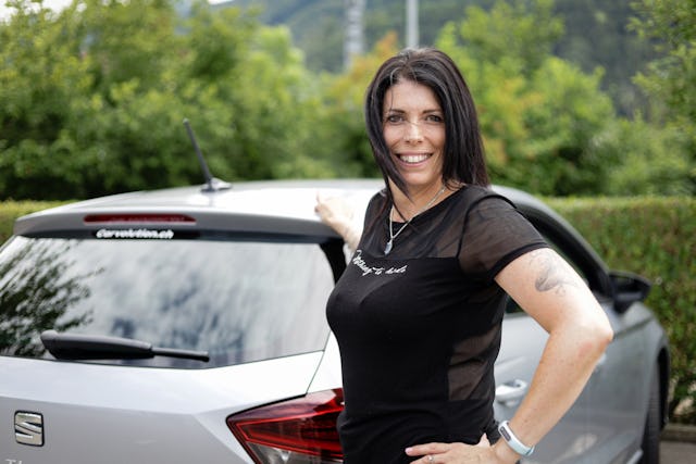 Nicole Kaufmann aus Buttikon SZ: Die dreifache Mutter und Autokennerin hat sich detailliert mit dem Auto-Abo von Carvolution auseinandergesetzt.