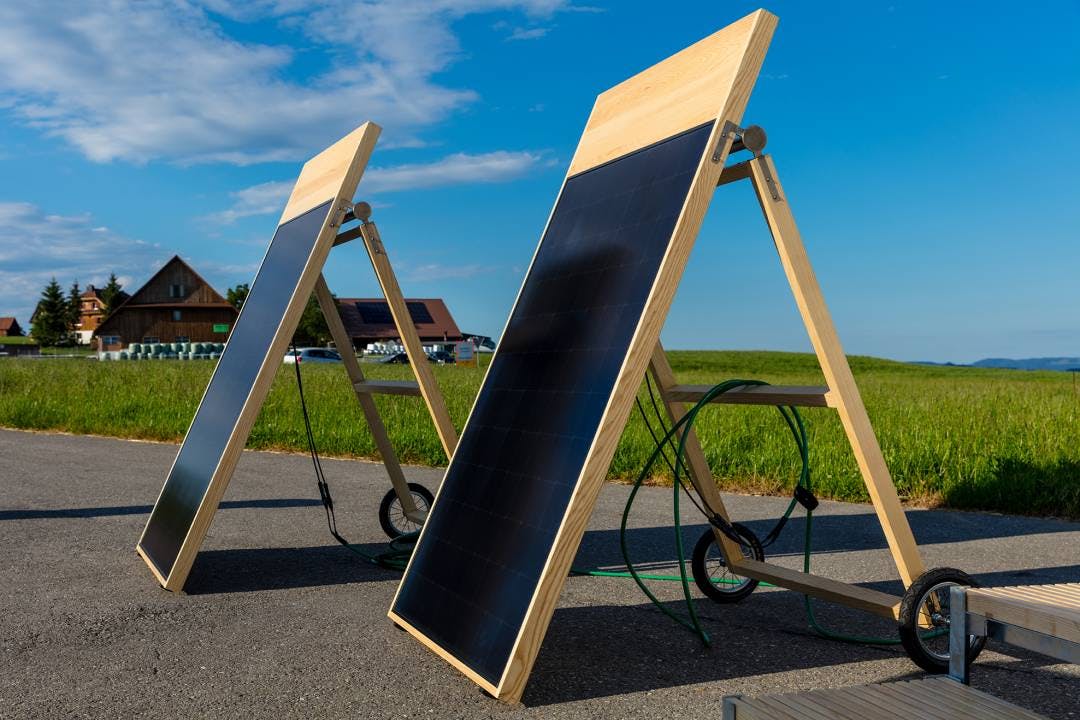 Sechs Solarpanels fangen die Sonne ein und produzieren Strom. Drei Panels sind mobil.