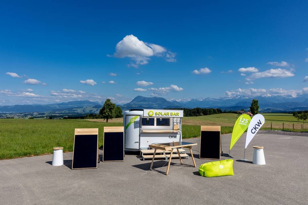 Die «Solar Bar» kommt mit viel Energie im Gepäck. Alles was für ein gemütliches Fest gebraucht wird, ist dabei – sogar der Strom.