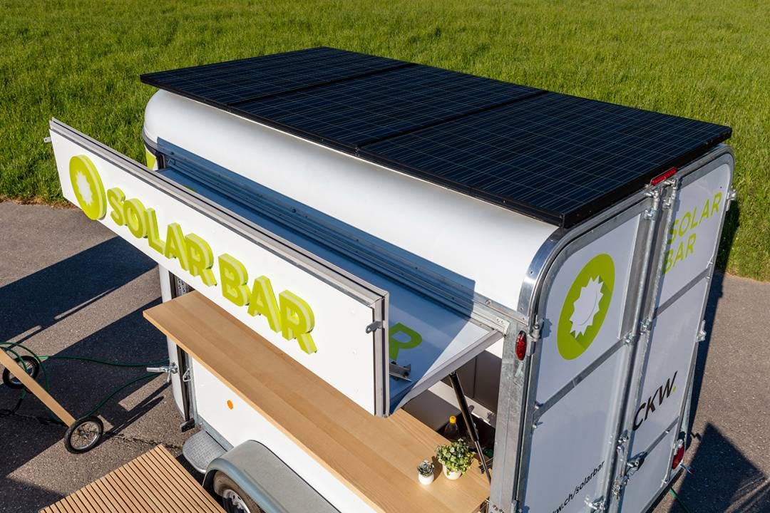 Drei Panels sind fest auf dem Dach installiert.