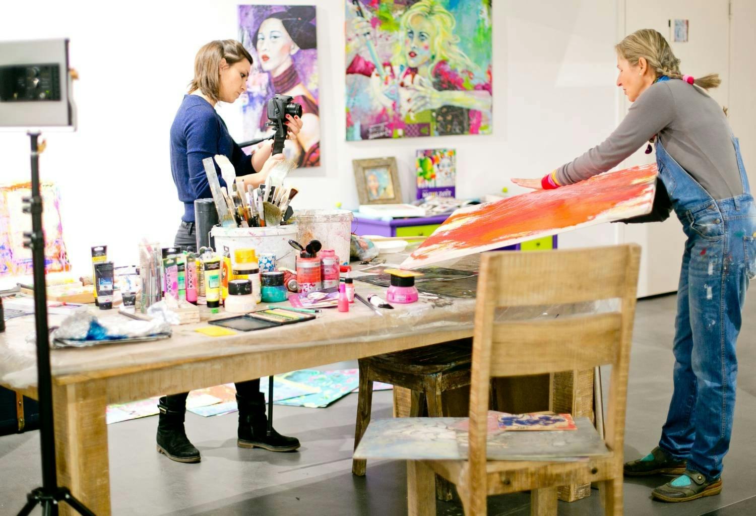 Blick in die Ateliers der VivaArte-Künstlerinnen und -Künstler.