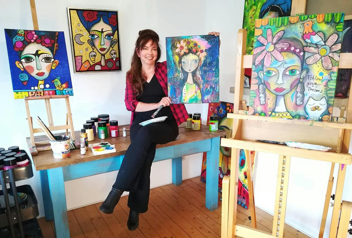 Blick in die Ateliers der VivaArte-Künstlerinnen und -Künstler.