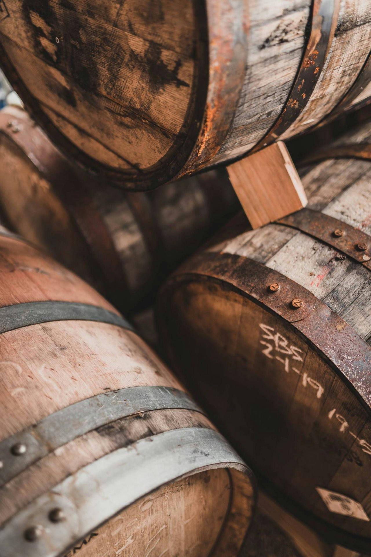 Les barriques donnent au whisky son parfum exceptionnel.