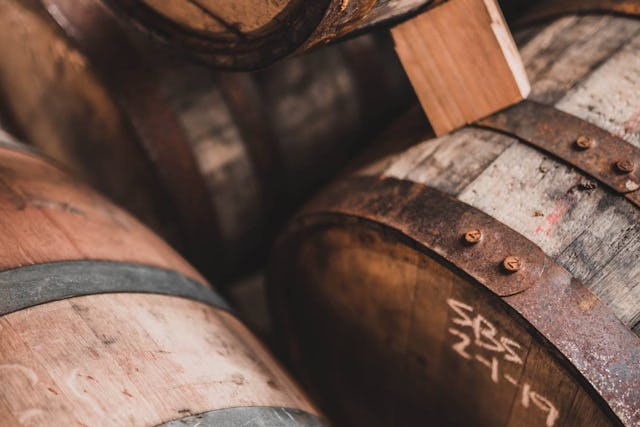 Le botti conferiscono al whisky il suo gusto caratteristico. Le botti conferiscono al whisky il suo gusto caratteristico.