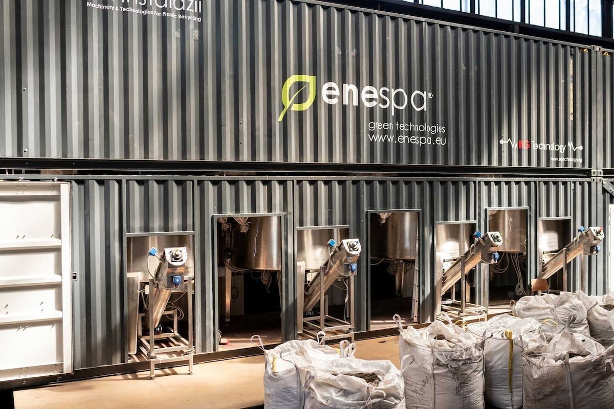 Mit der innovativen und einzigartigen Thermolysetechnologie schafft es enespa, aus Plastikabfällen hochwertiges Produktöl und Wasserstoff herzustellen...