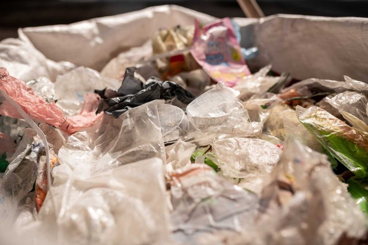 Die Welt hat ein Plastikabfall-Problem, das das Schweizer Unternehmen enespa AG lösen will.