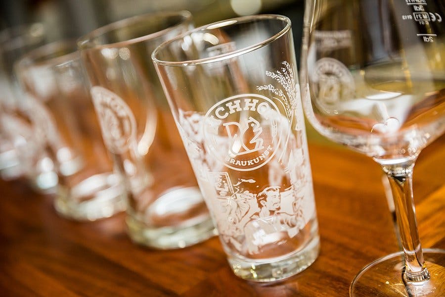 Das vom Luzerner Künstler gestaltete Signaturglas – eine Hommage an die Eichhof Braukunst – eignet sich für schlanke Biere.