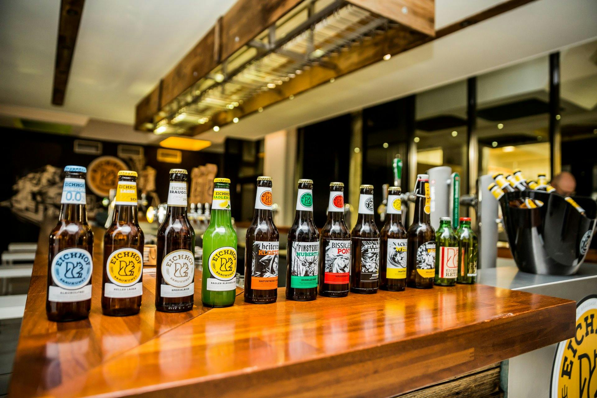 Schlanke Biere werden in hohen, schlanken Gläsern ausgeschenkt. Aromatische und schwere Biere benötigen tiefe, kugelförmige Gläser.