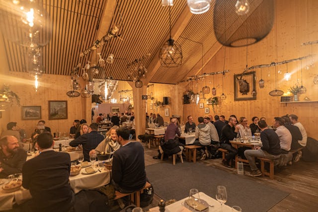 Käseliebhaber*innen kommen im Fondue-Chalet auf ihre Kosten.